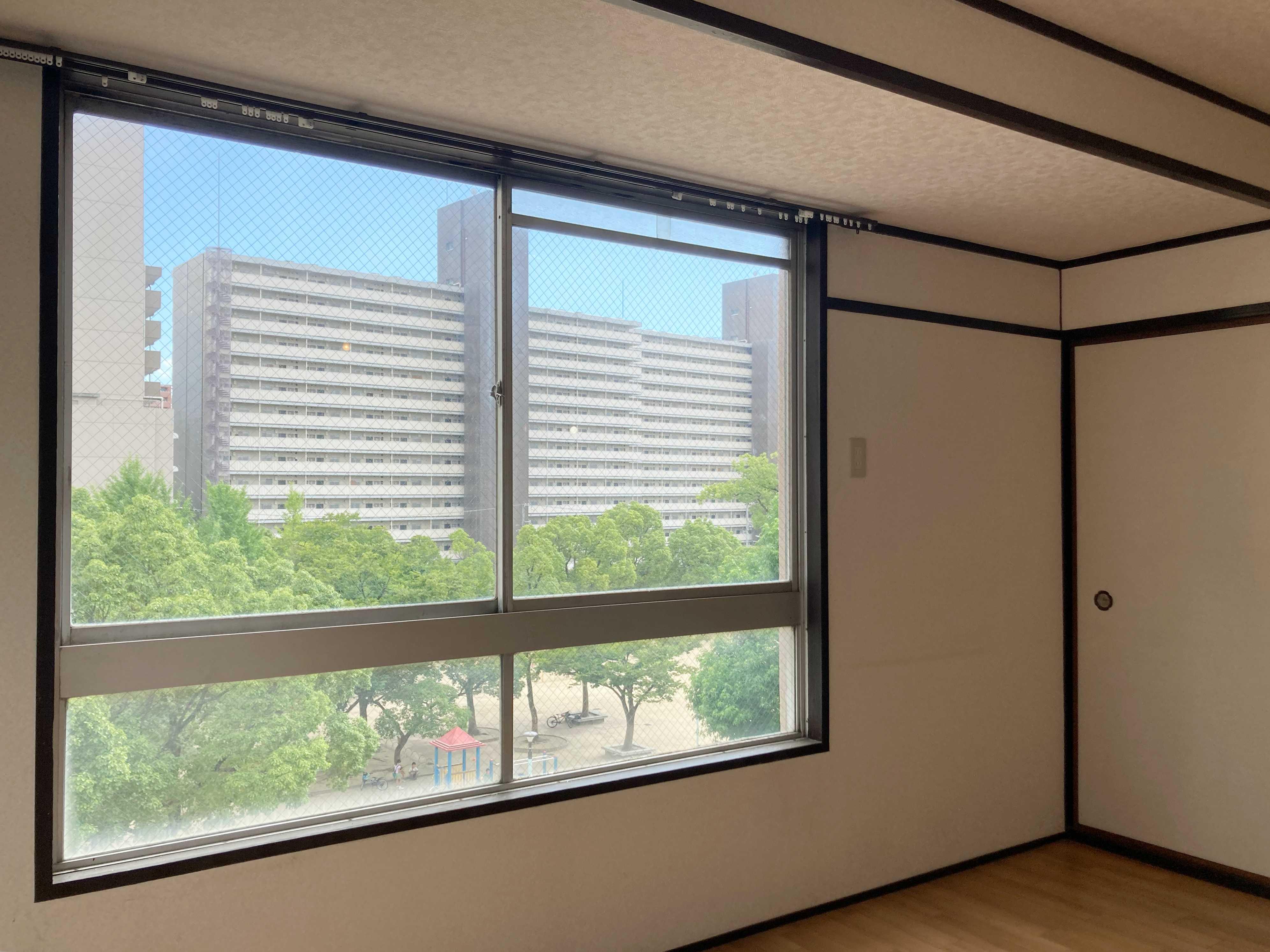 大阪市西区南堀江4丁目の賃貸物件/ひとーつ、南向きの窓から公園グリーン。