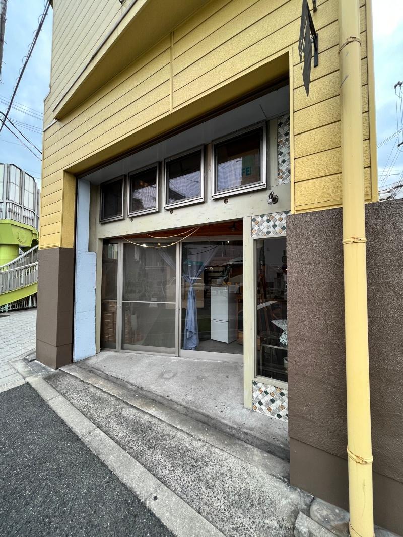 大阪市住之江区緑木2丁目の賃貸物件/入口は斜め、３枚引戸で間口は十分です。