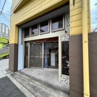 大阪市住之江区緑木2丁目の賃貸物件/入口は斜め、３枚引戸で間口は十分です。