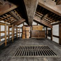 大阪市浪速区元町の賃貸物件/小屋裏の立派な棟木と垂木が存在感を醸し出す。