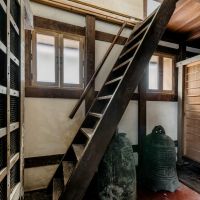 大阪市浪速区元町の賃貸物件/階段も隠れ家に上がるような雰囲気満載。木製の窓は新たに設けました（外部シャッター付です）