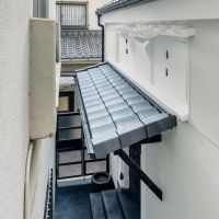 大阪市浪速区元町の賃貸物件/小屋裏の漆喰塗りの窓（建物保存のため開閉不可です）
