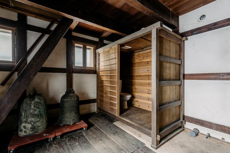 大阪市浪速区元町の賃貸物件/既存の収納庫を利用したトイレスペース