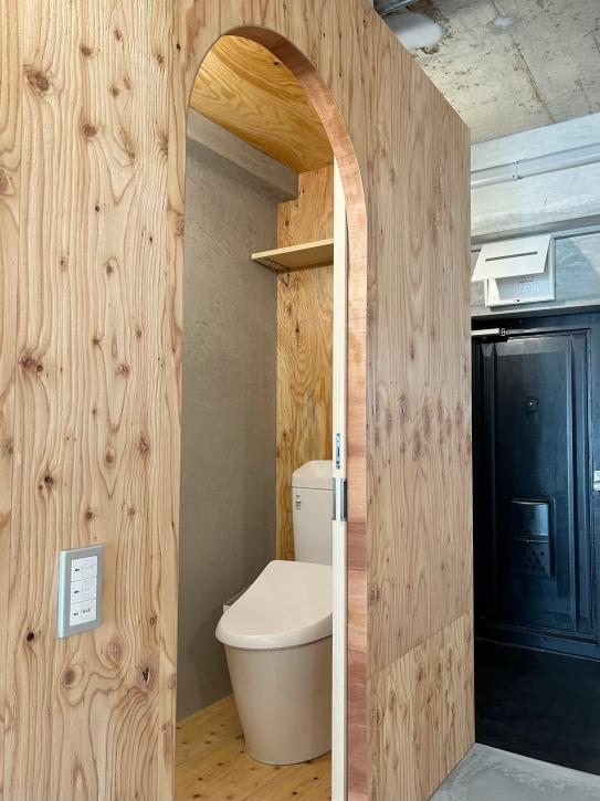 大阪市都島区都島中通の賃貸物件/合板に囲まれた温かみあるトイレ