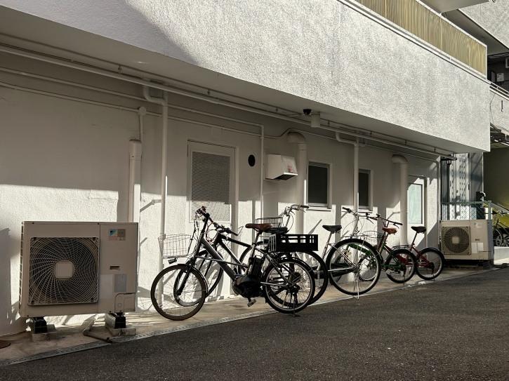 大阪市都島区都島中通の賃貸物件/建物裏にある入居者専用駐輪場。