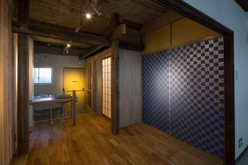 大阪市西区南堀江1丁目の賃貸物件/襖のデザインや、玄関扉の黄色がアクセントになっています。