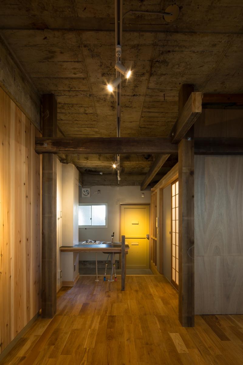 大阪市西区南堀江1丁目の賃貸物件/板間部分の天井は抜けていて、空間が広く感じられます。