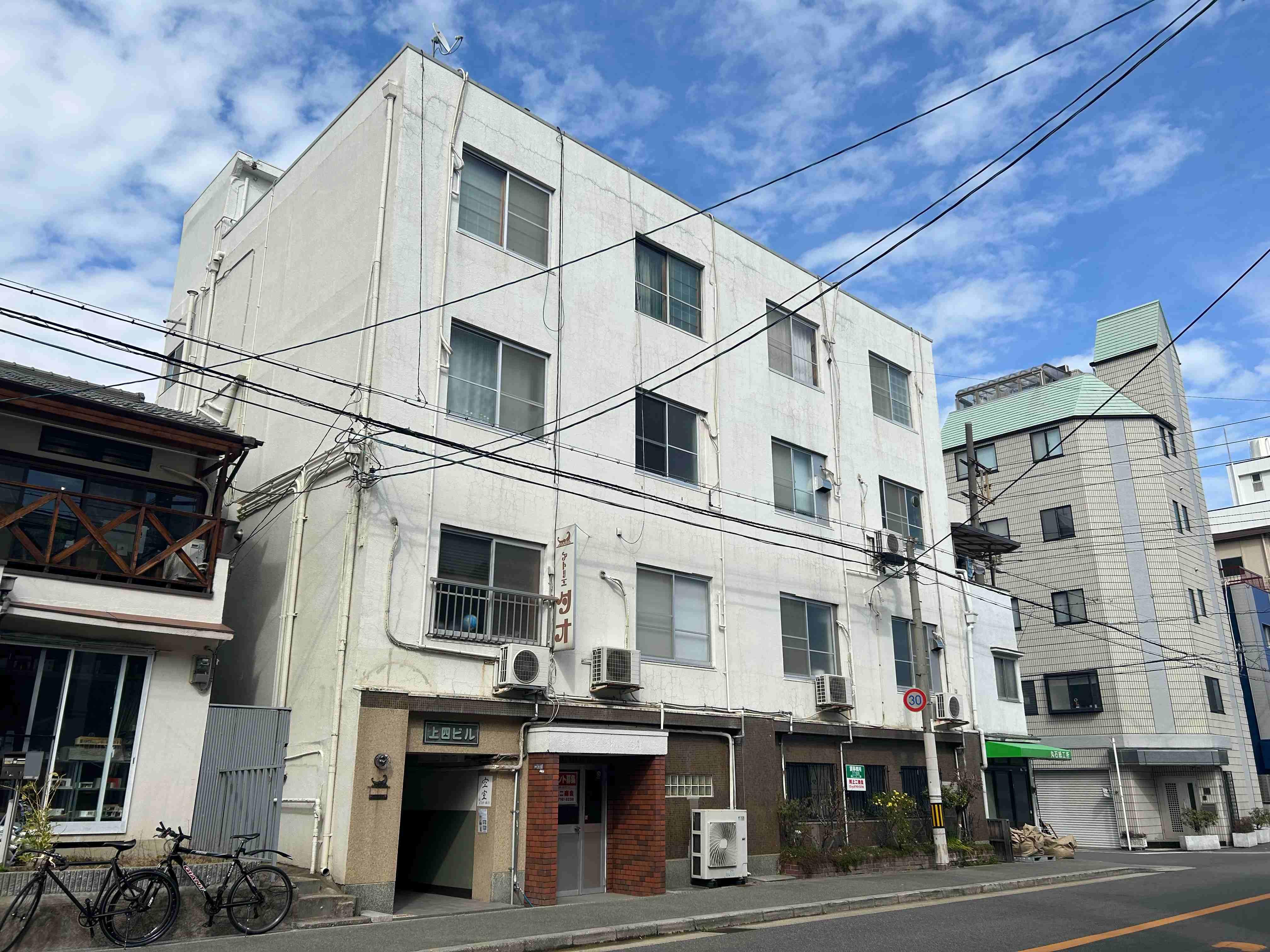 大阪市天王寺区城南寺町の賃貸物件/いい感じにレトロなビル外観。