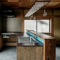 大阪市福島区海老江７丁目の賃貸物件/キッチンも家具っぽく。カウンターや吊り棚の古材と雰囲気を合わせて。