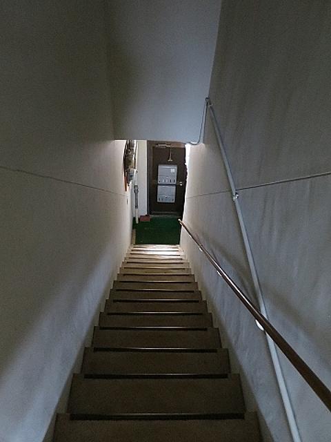 大阪市北区神山町2丁目の賃貸物件/階段。