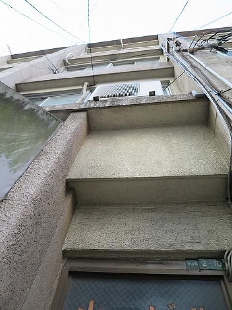 大阪市北区神山町2丁目の賃貸物件/配管剥き出しがレトロ感を醸し出す