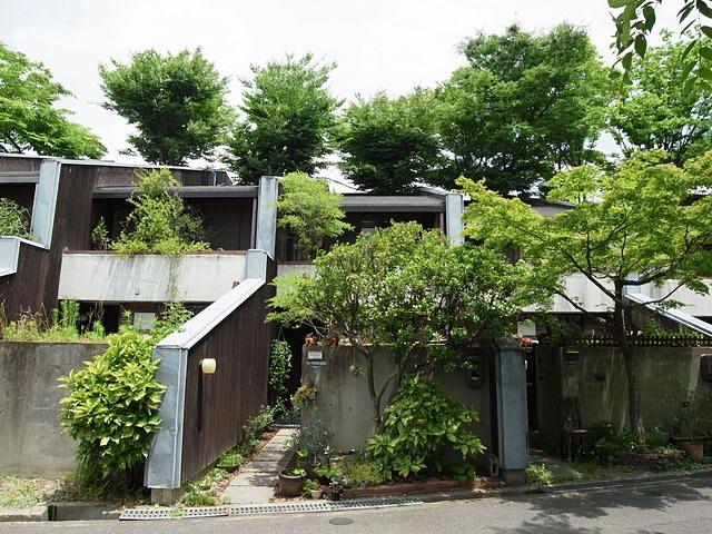 寝屋川市成田南町の賃貸物件/建物の後ろに見える木々はこのテラスハウスの守り神