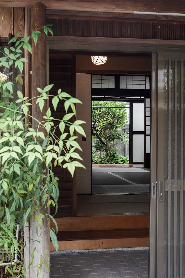 吹田市千里山西４丁目の賃貸物件/玄関から縁側と専用庭を眺める。