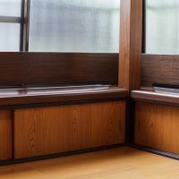 吹田市千里山西４丁目の賃貸物件/洋室の窓際に設えられた棚。今見ても粋な雰囲気を感じます。