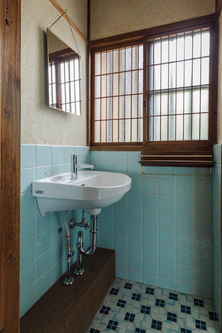 吹田市千里山西４丁目の賃貸物件/既存の木製窓や床タイルとの相性も考えて、敢えてシンプルな洗面器に交換。