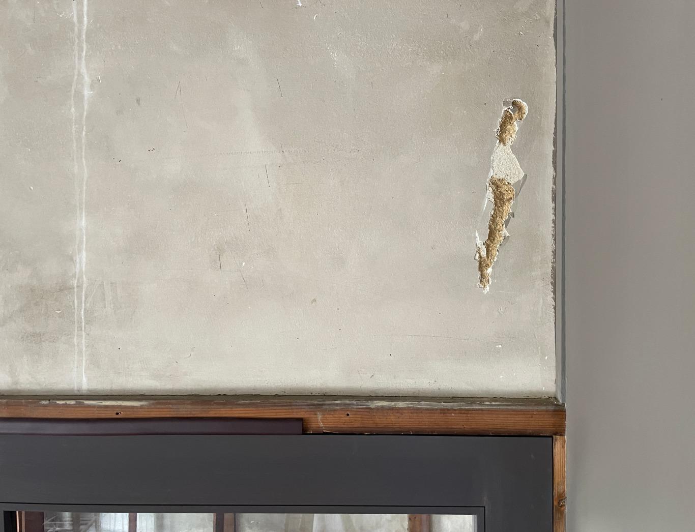 堺市堺区市之町東二丁の賃貸物件/扉上部にある傷はあえてそのまま残してリノベーション