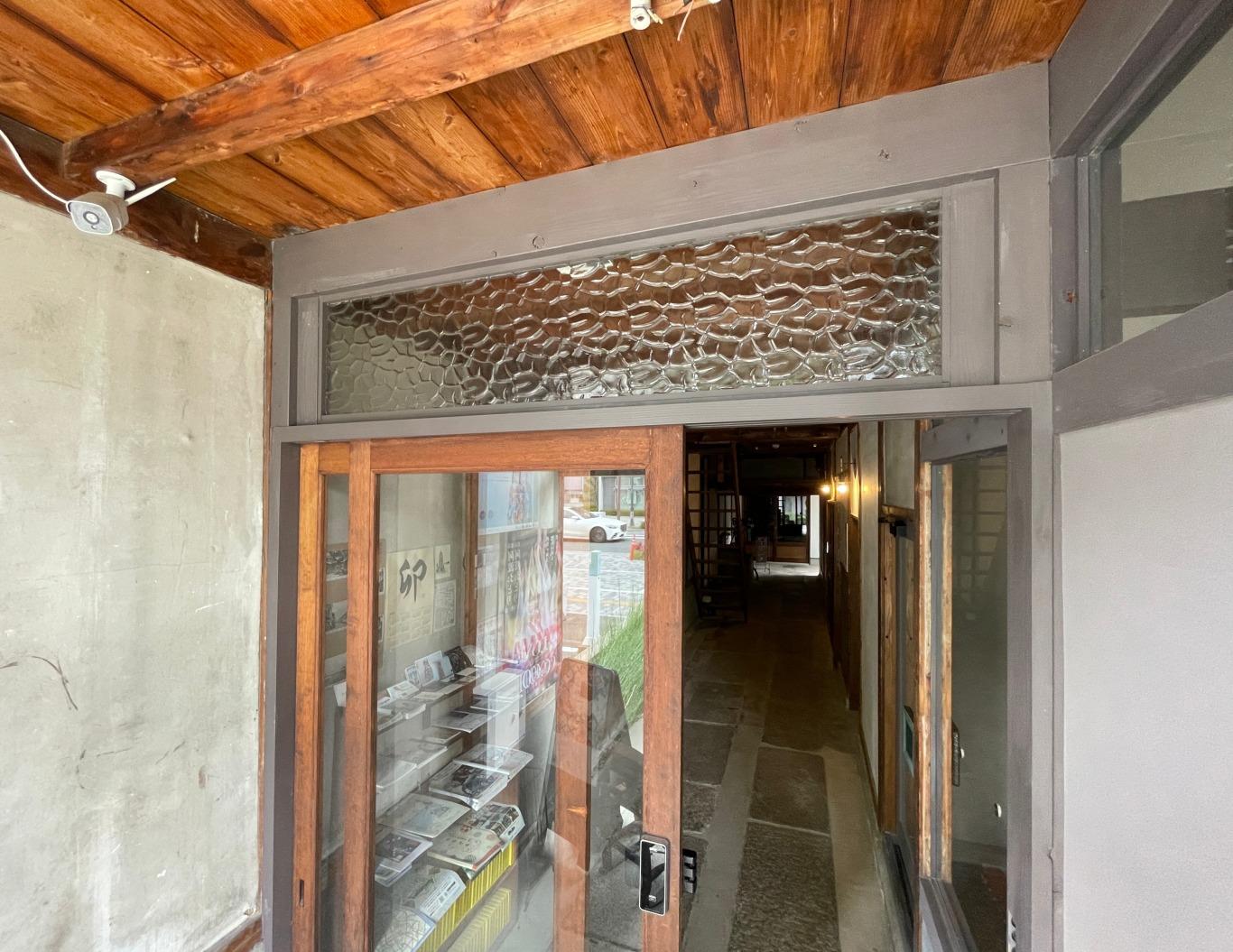 堺市堺区市之町東二丁の賃貸物件/建物入口上部のガラスは当時のものを再利用