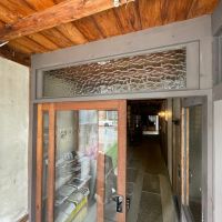 堺市堺区市之町東二丁の賃貸物件/建物入口上部のガラスは当時のものを再利用