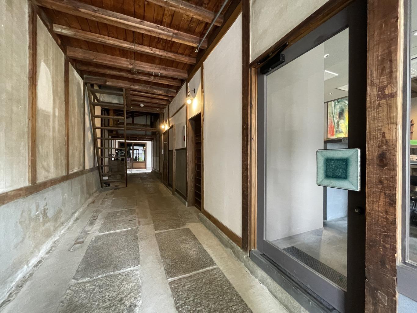 堺市堺区市之町東二丁の賃貸物件/共用廊下石畳、歴史を感じる雰囲気です