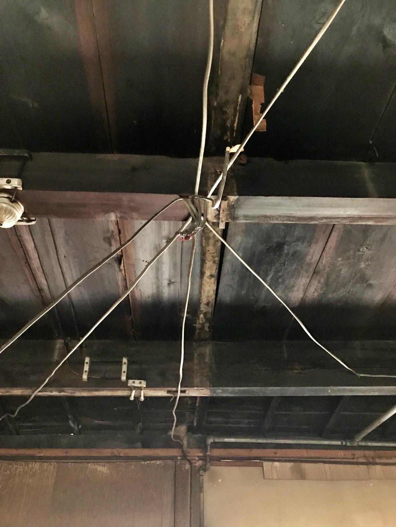 大阪市北区中津3丁目の賃貸物件/撚（よ）られた電気線が、建物のポテンシャルを象徴するかのよう。