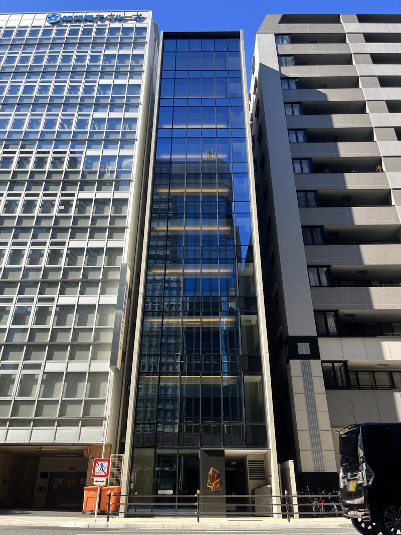 大阪市中央区南船場2丁目の賃貸物件/堺筋沿いに現れたスタイリッシュな建物
