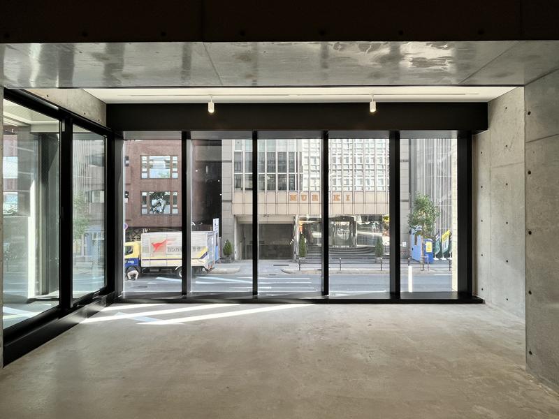 大阪市中央区南船場2丁目の賃貸物件/外観側、ノイズの少ない窓から柔らかい光が差し込みます。