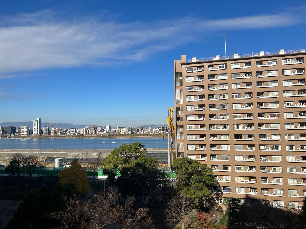 大阪市北区中津2の賃貸物件/北側窓辺に寄ると淀川ビュー！ちょうど船が通りました。