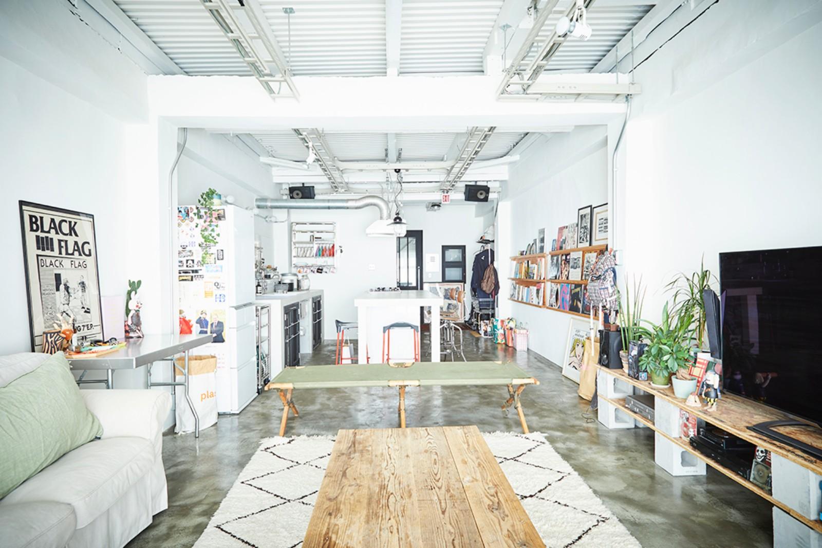 大阪市北区中崎町3丁目の賃貸物件/モルタルとホワイトを基調とした開放感のある空間に。