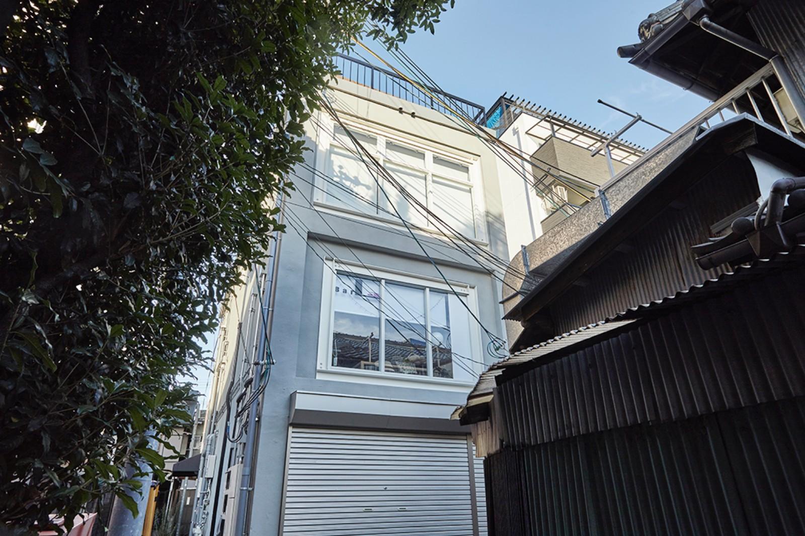 大阪市北区中崎町3丁目の賃貸物件/中崎町の路地奥に見えてくる3階建のビルが募集の建物です。