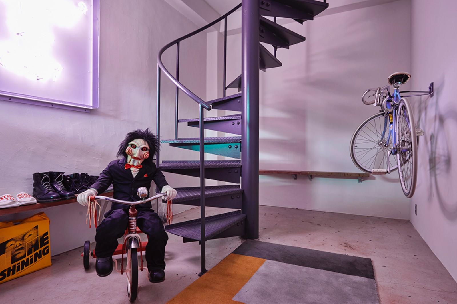 大阪市北区中崎町3丁目の賃貸物件/自転車も悠々入る土間エントランス、螺旋階段で上階へ。