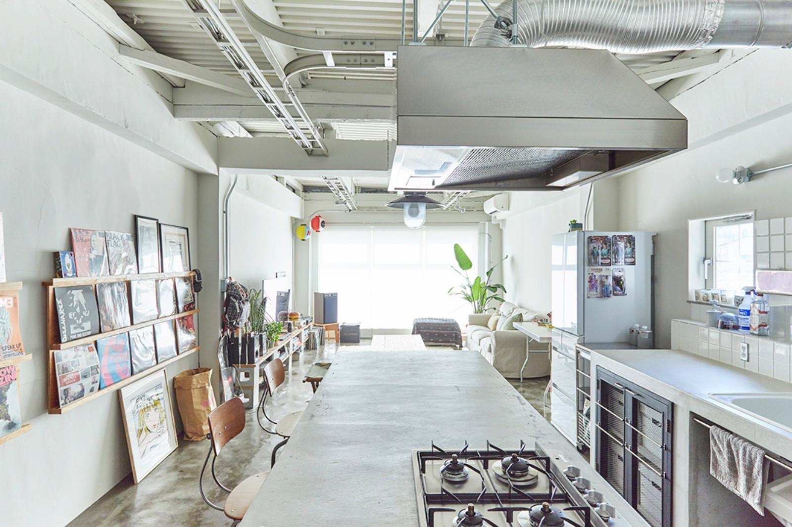 大阪市北区中崎町3丁目の賃貸物件/天井をスケルトンにした室内、ビルならではの天井の高さも印象的。