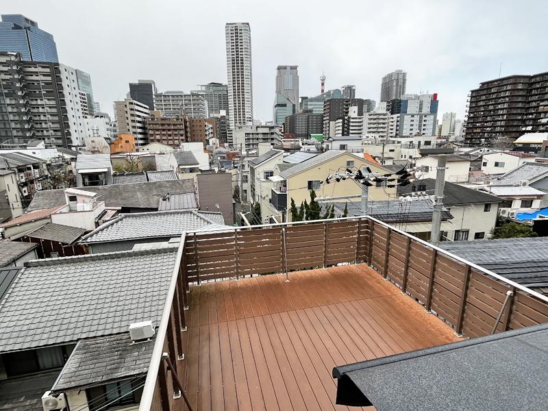 大阪市北区中崎町3丁目の賃貸物件/低層住宅を見下ろす、私だけのルーフテラス