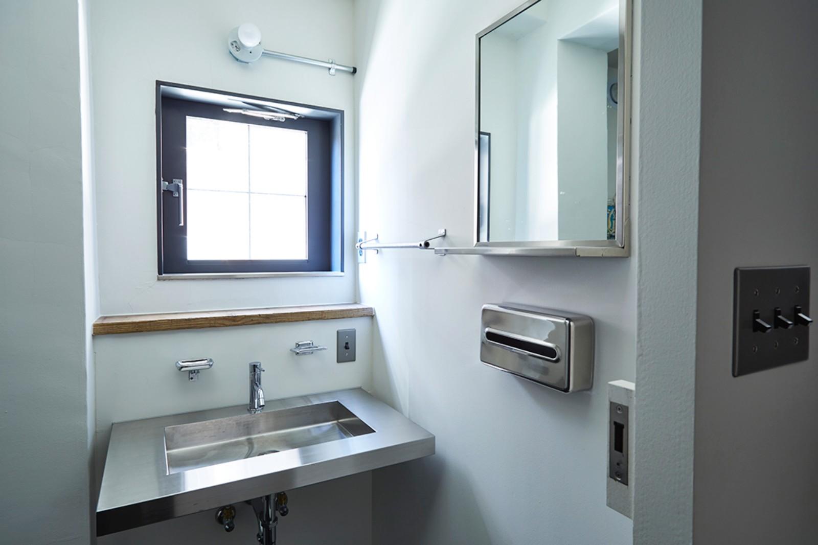 大阪市北区中崎町3丁目の賃貸物件/3Fとは別に2Fにも洗面とトイレ有、ステンレスでミニマル！