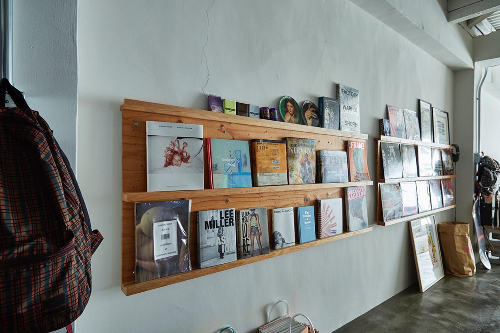 大阪市北区中崎町3丁目の賃貸物件/造り付けのラックにはレコードや書籍を飾って。