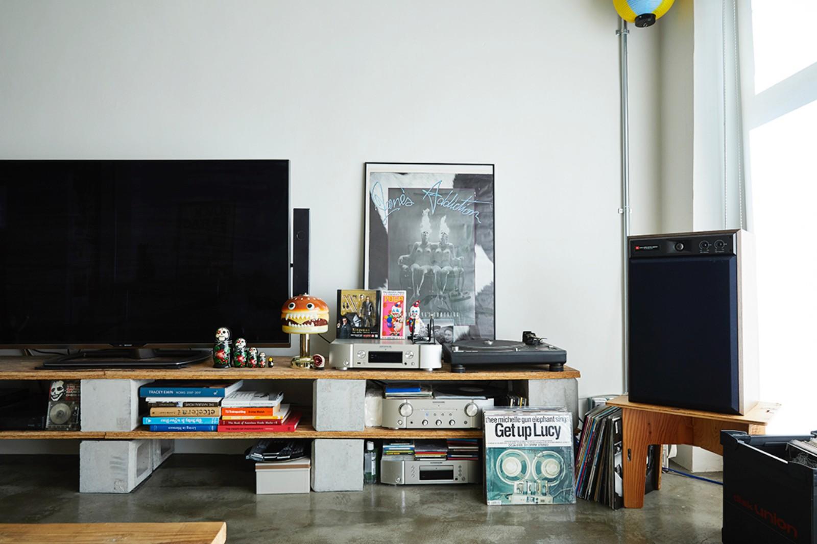 大阪市北区中崎町3丁目の賃貸物件/モルタルの床と白い壁がどんなインテリアも引き立ててくれる