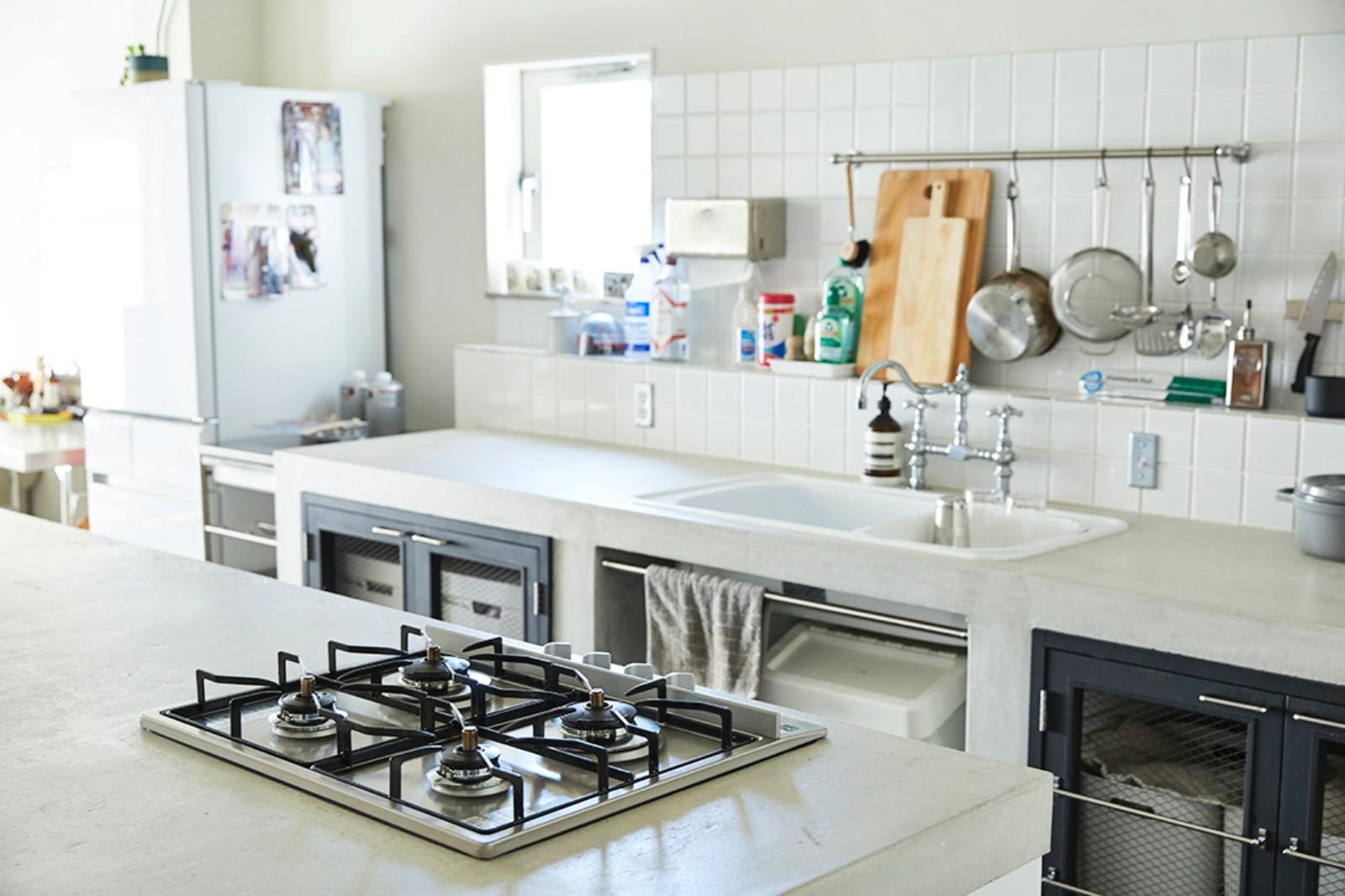 大阪市北区中崎町3丁目の賃貸物件/中心にモルタル仕上げの造作キッチン。