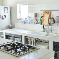 大阪市北区中崎町3丁目の賃貸物件/中心にモルタル仕上げの造作キッチン。