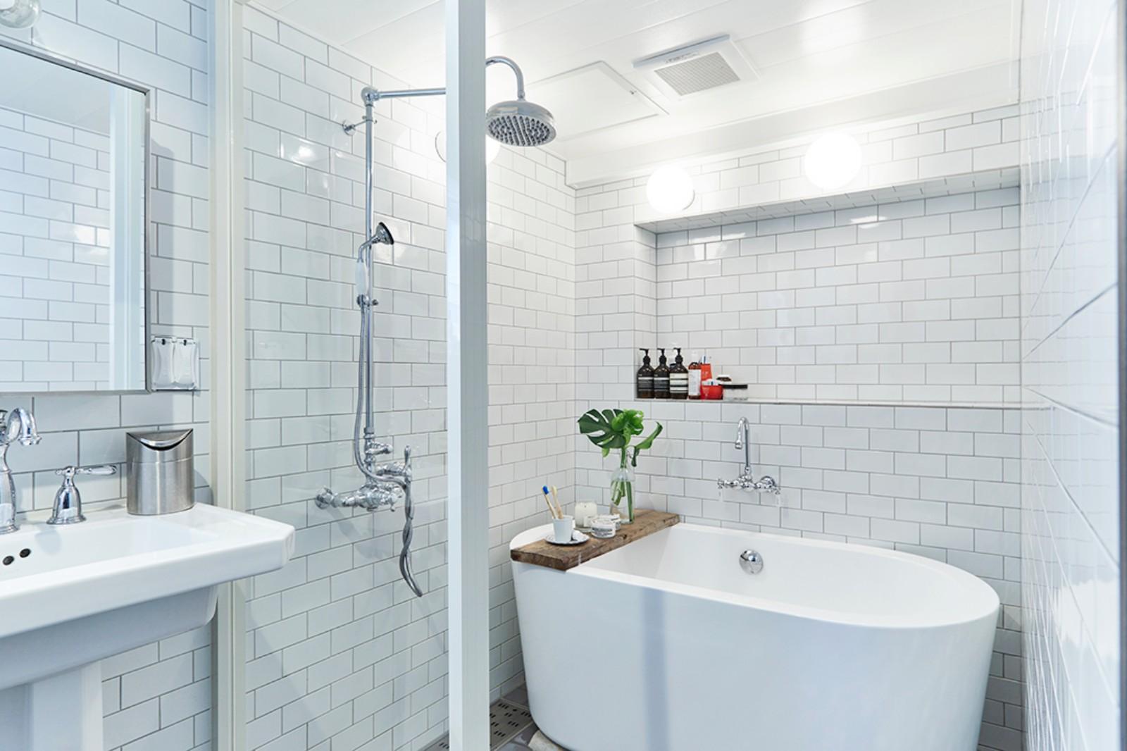 大阪市北区中崎町3丁目の賃貸物件/ガラス張りのバスルームには置き型の浴槽。