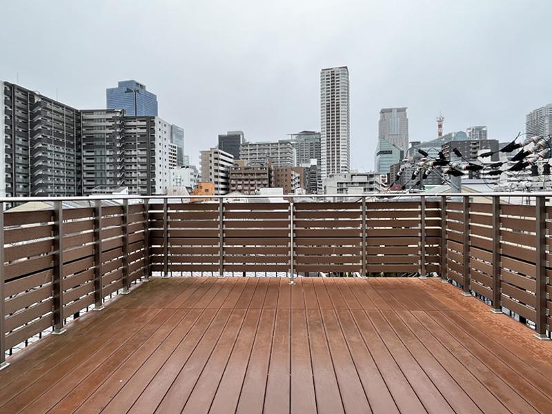 大阪市北区中崎町3丁目の賃貸物件/かなり広い屋上。BBQなんかも良くするんだとか。