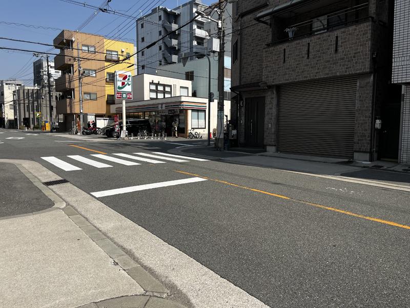 大阪市北区大淀中３丁目の売買物件/前面道路は幅員11m、コンビニも近くて安心