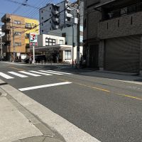 大阪市北区大淀中３丁目の売買物件/前面道路は幅員11m、コンビニも近くて安心