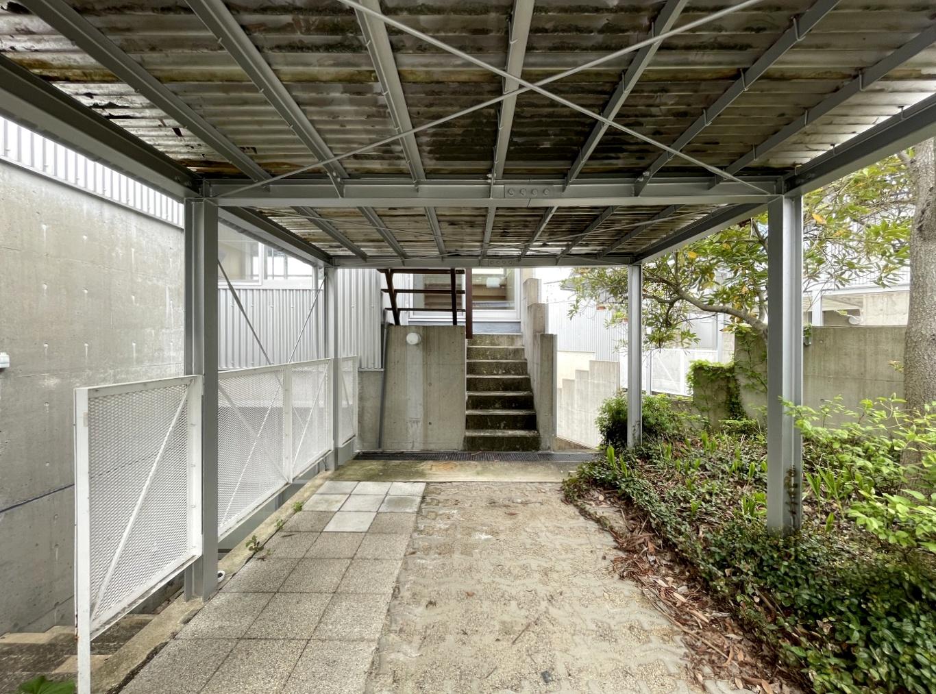 交野市星田西4丁目の賃貸物件/駐車スペース。1F和室、2Fリビング、ウッドデッキへと直接アクセスも可能。