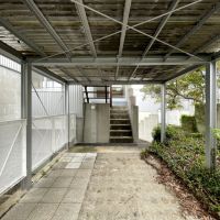 交野市星田西4丁目の賃貸物件/駐車スペース。1F和室、2Fリビング、ウッドデッキへと直接アクセスも可能。