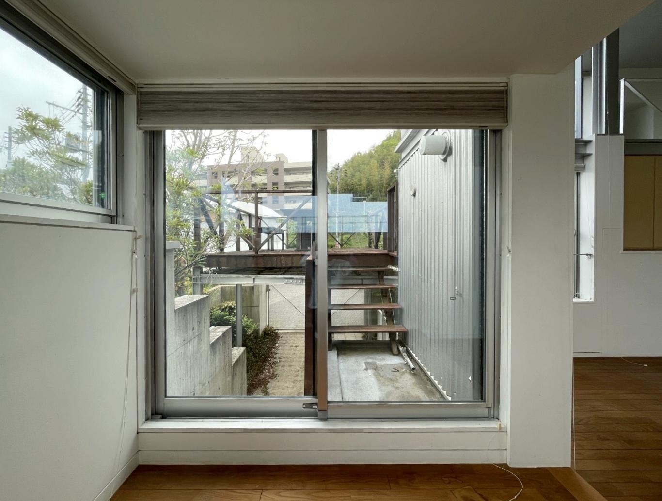 交野市星田西4丁目の賃貸物件/リビングからウッドデッキ、駐車スペースへとアクセス可能