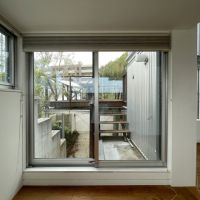 交野市星田西4丁目の売買物件/リビングからウッドデッキ、駐車スペースへとアクセス可能