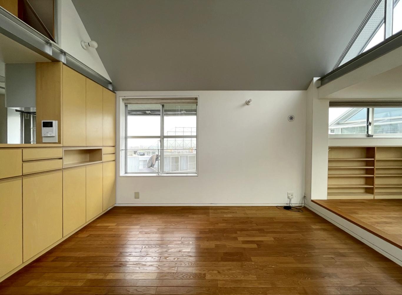 交野市星田西4丁目の賃貸物件/壁面収納も充分。天井高は一番高い箇所で4mあります