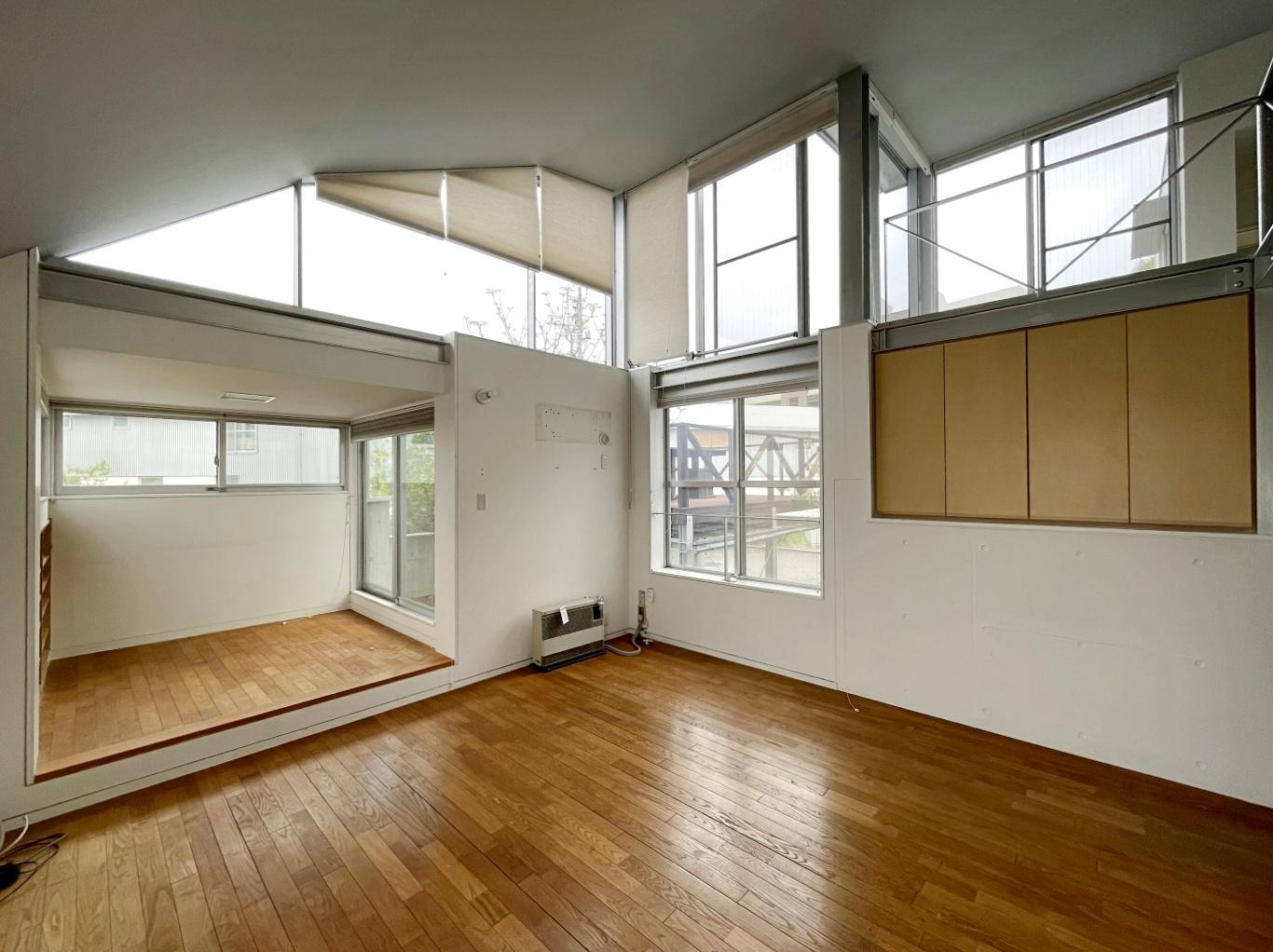 交野市星田西4丁目の賃貸物件/採光充分な室内。断熱性の高いハニカムスクリーンを設置しています