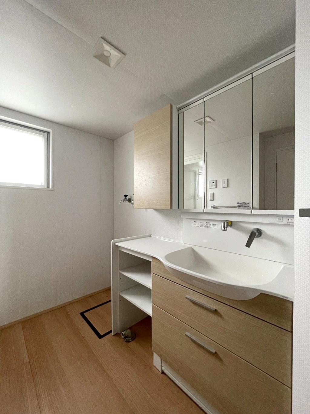 交野市星田西4丁目の賃貸物件/2020年に洗面新調、清潔感があります。