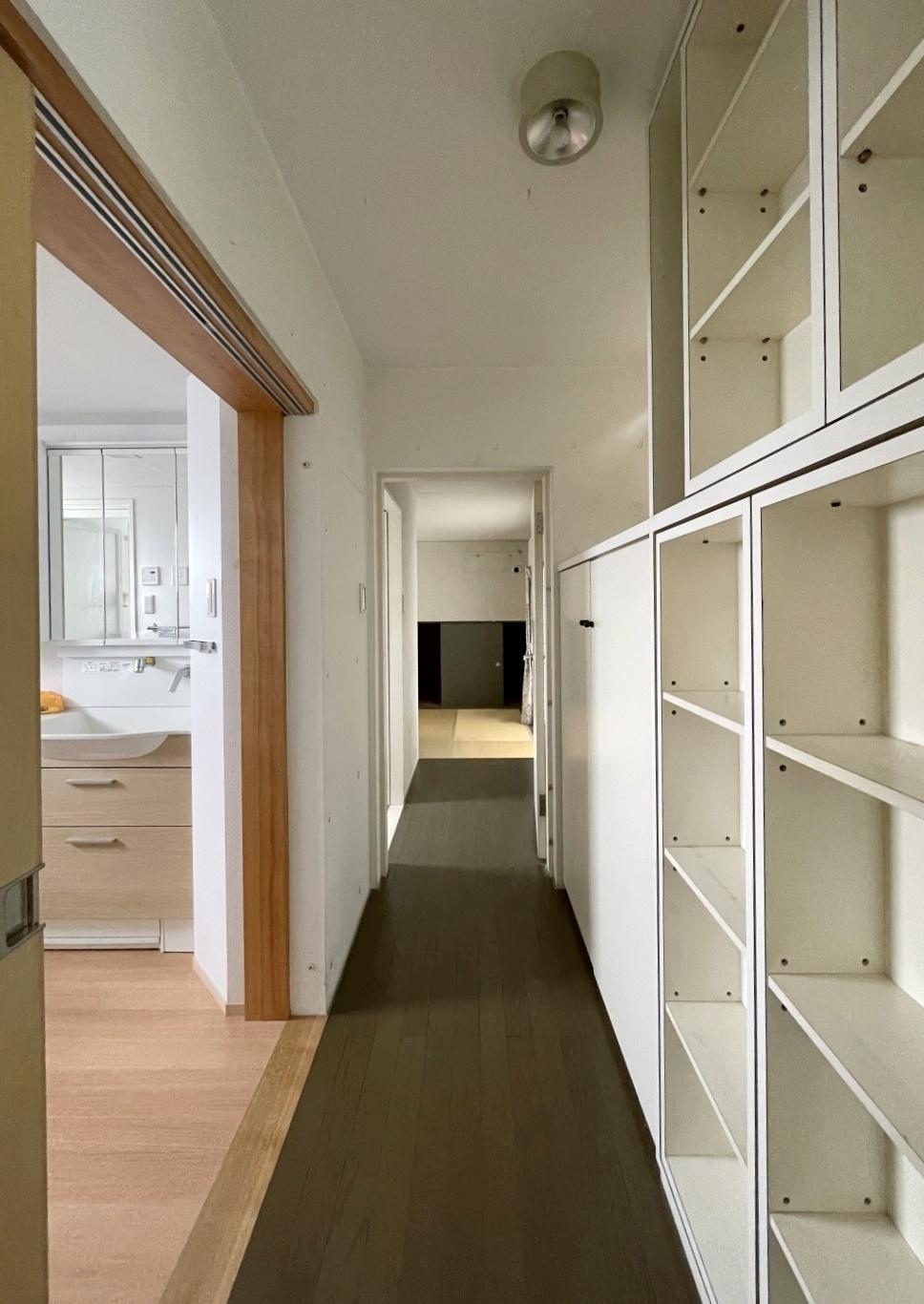 交野市星田西4丁目の賃貸物件/1階廊下。壁面には大量の本が収納出来る棚が設置されています。