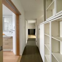 交野市星田西4丁目の賃貸物件/1階廊下。壁面には大量の本が収納出来る棚が設置されています。